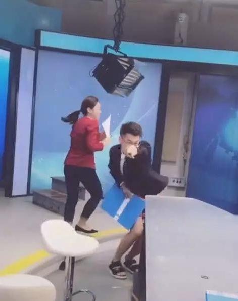 抖音新闻爆料主播是谁,揭秘神秘主播身份之谜  第2张
