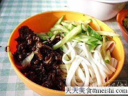 老北京炸酱面爆料视频,传统美食背后的故事与制作揭秘