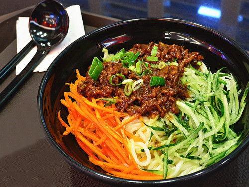老北京炸酱面爆料视频,传统美食背后的故事与制作揭秘  第3张