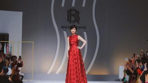 长裙礼服走秀爆料视频,揭秘长裙礼服走秀幕后精彩瞬间  第1张