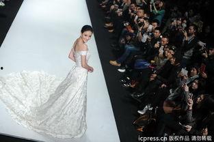 长裙礼服走秀爆料视频,揭秘长裙礼服走秀幕后精彩瞬间  第2张